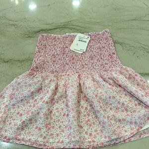 Sweet pink floral miniskirt.